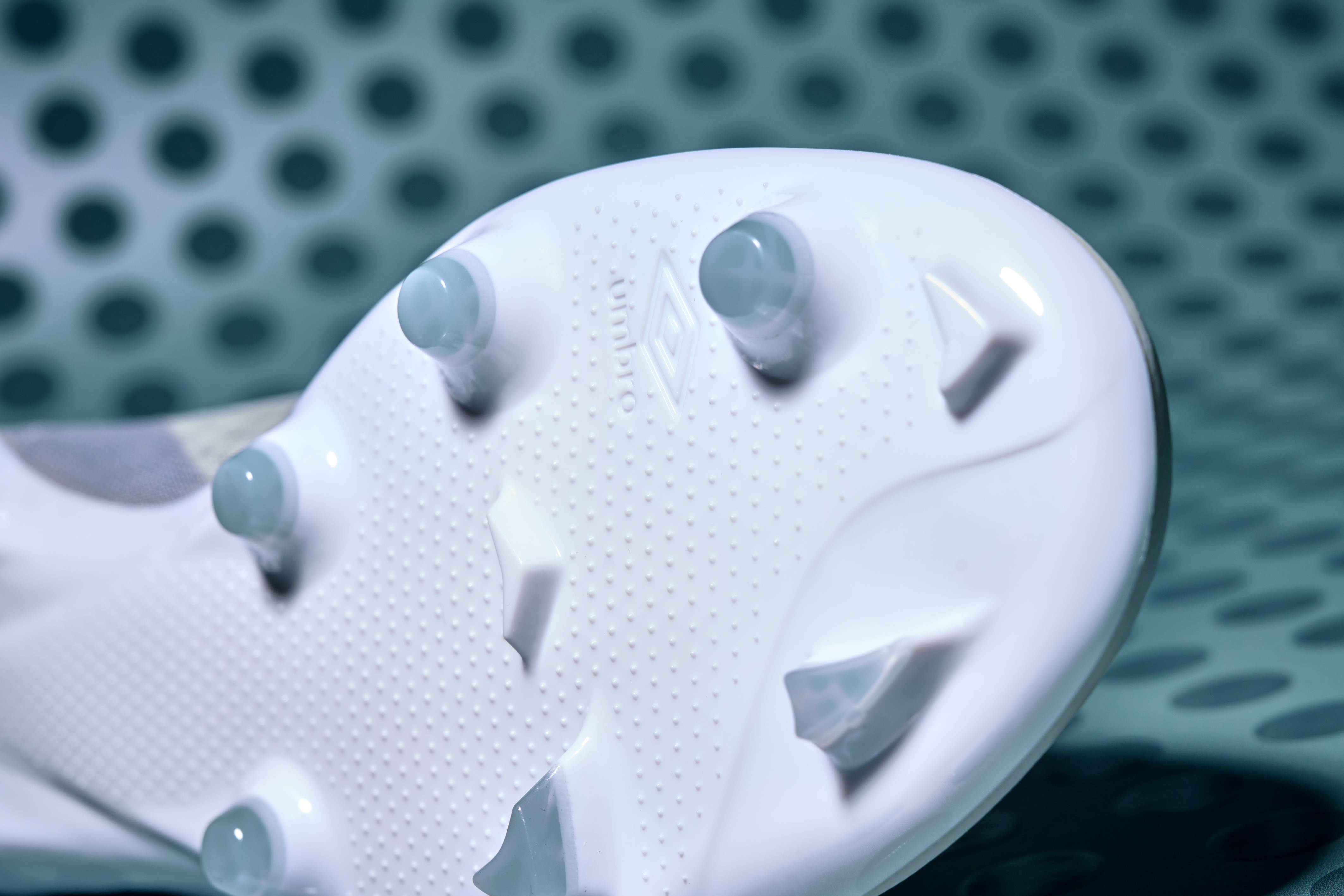 velocita-6-white-blue-sarragosso-sea-pebax-outsole-shot