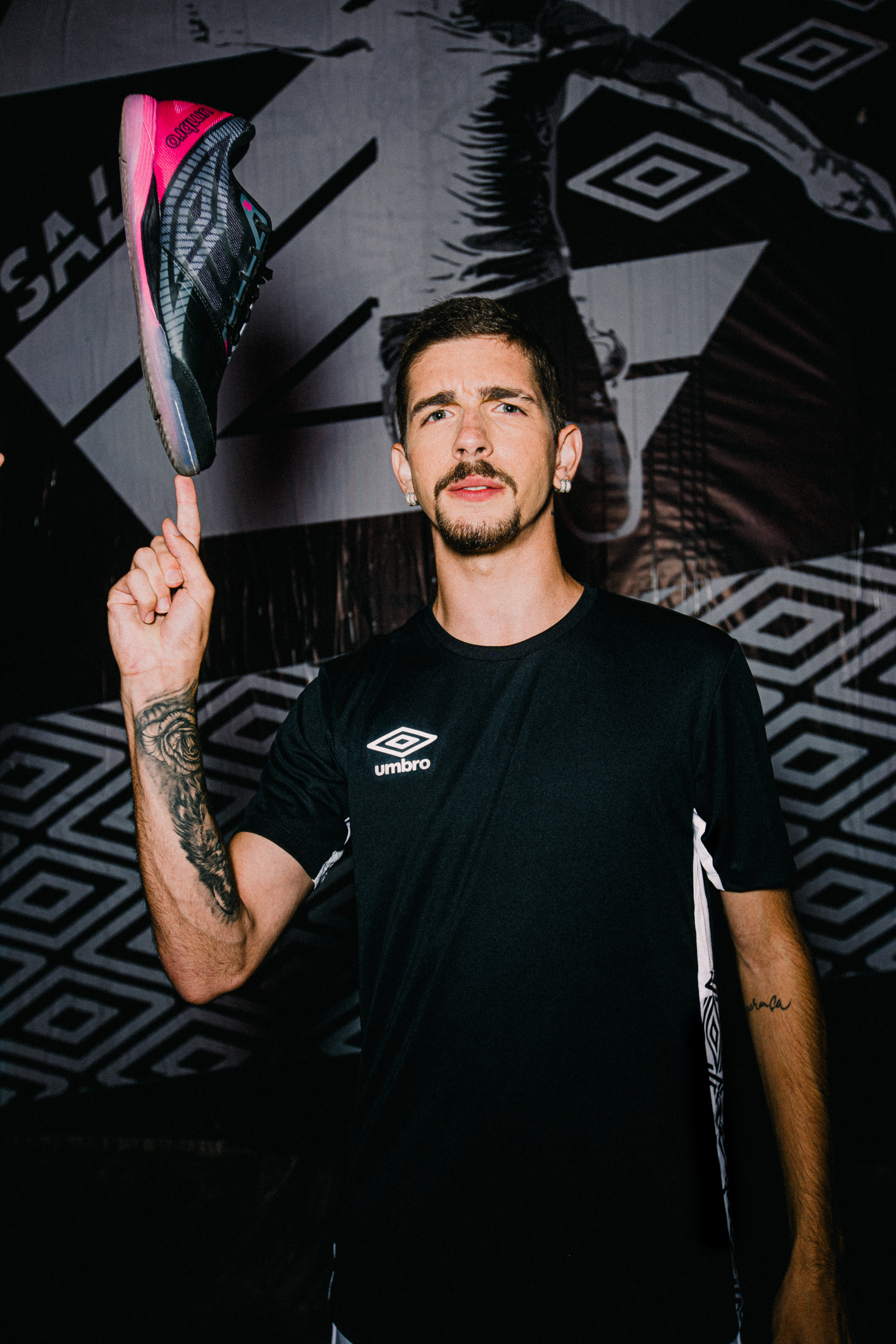 sala-z-futsal-shoe-player-shot-7