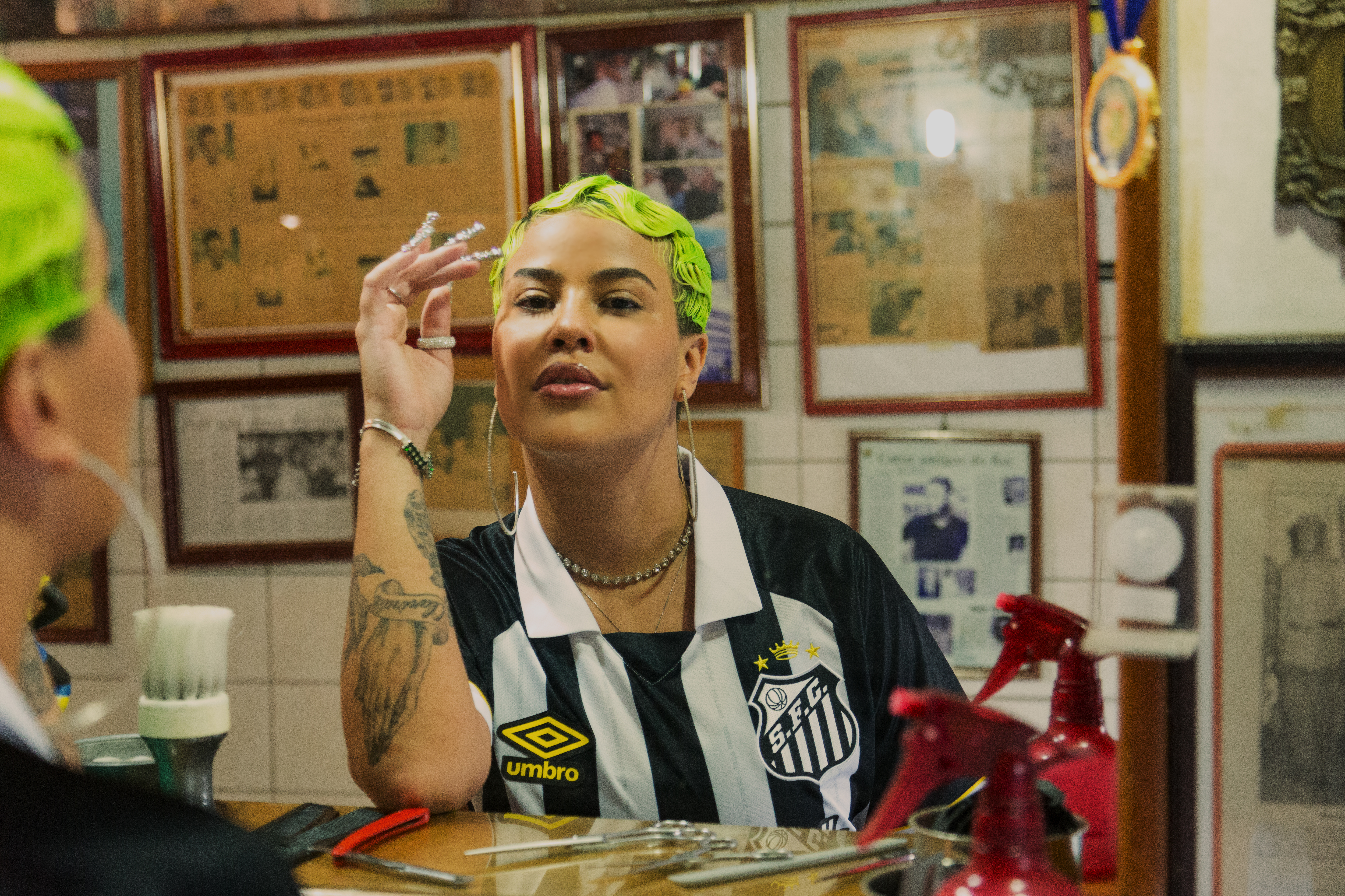 umbro-santos-fc-23-24-away-kit-female-model-in-mirror