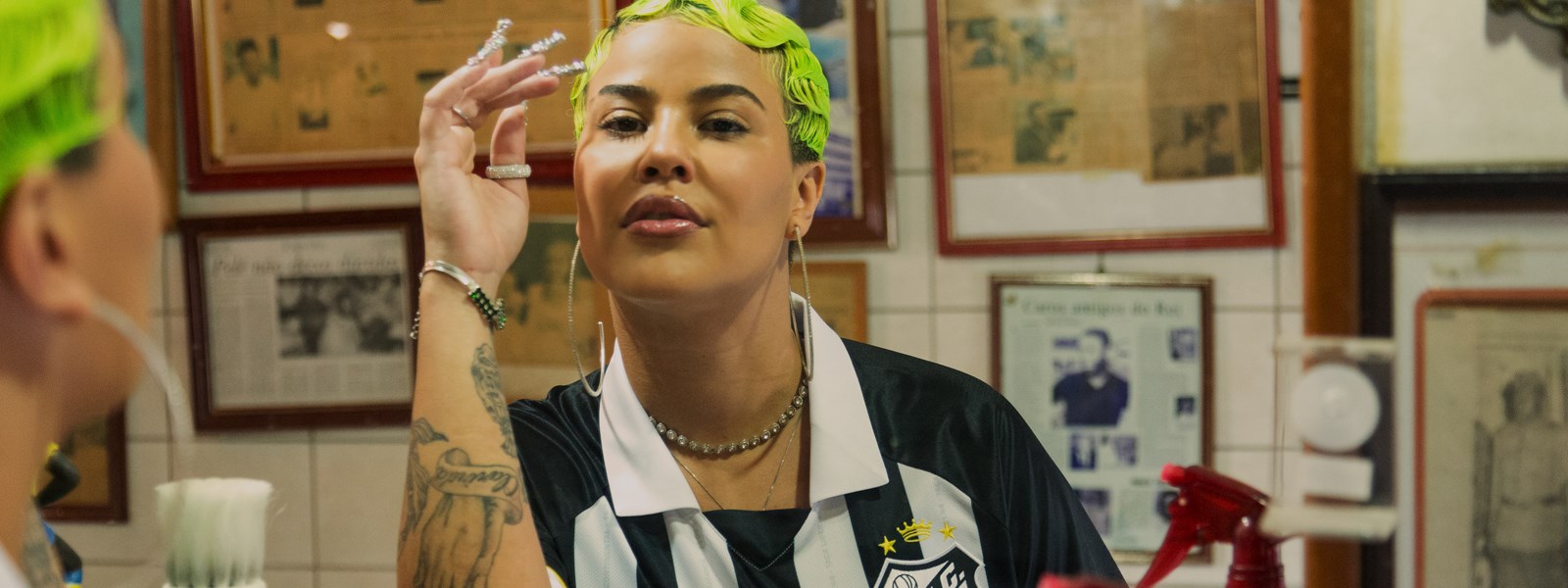 umbro-santos-fc-23-24-away-kit-female-model-in-mirror