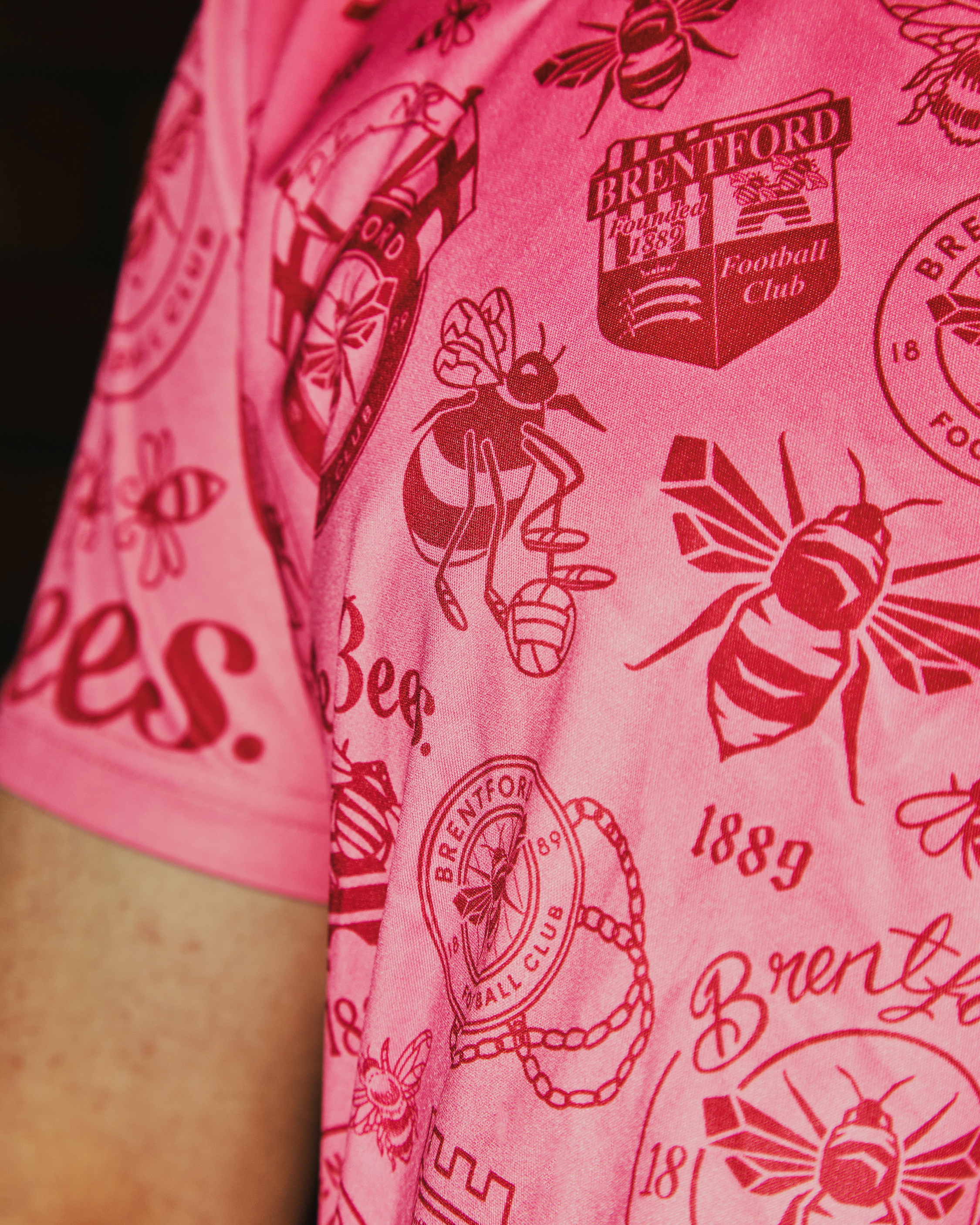 umbro-brentford-jersey-pink-details-2