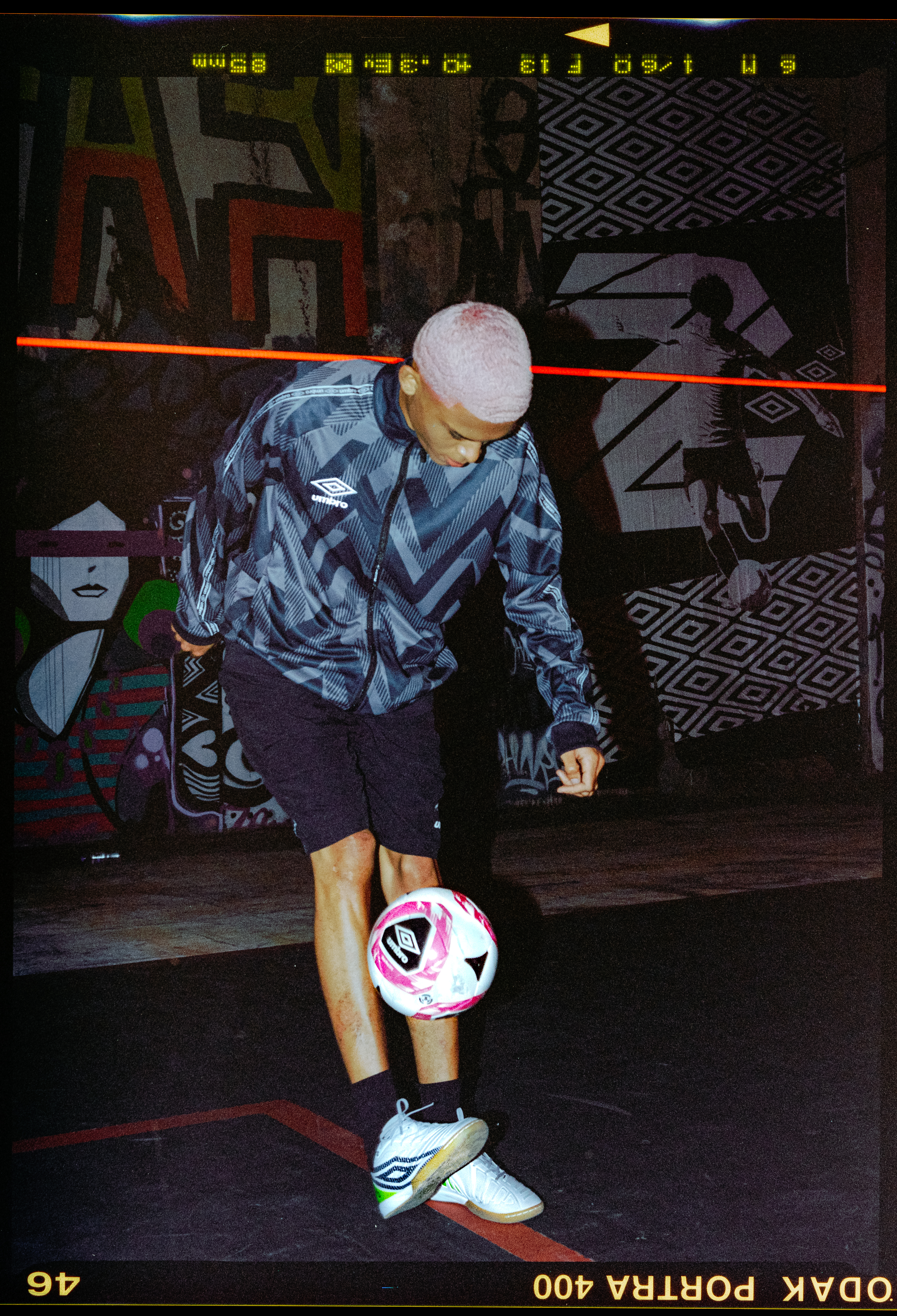 sala-z-futsal-shoe-player-shot-4