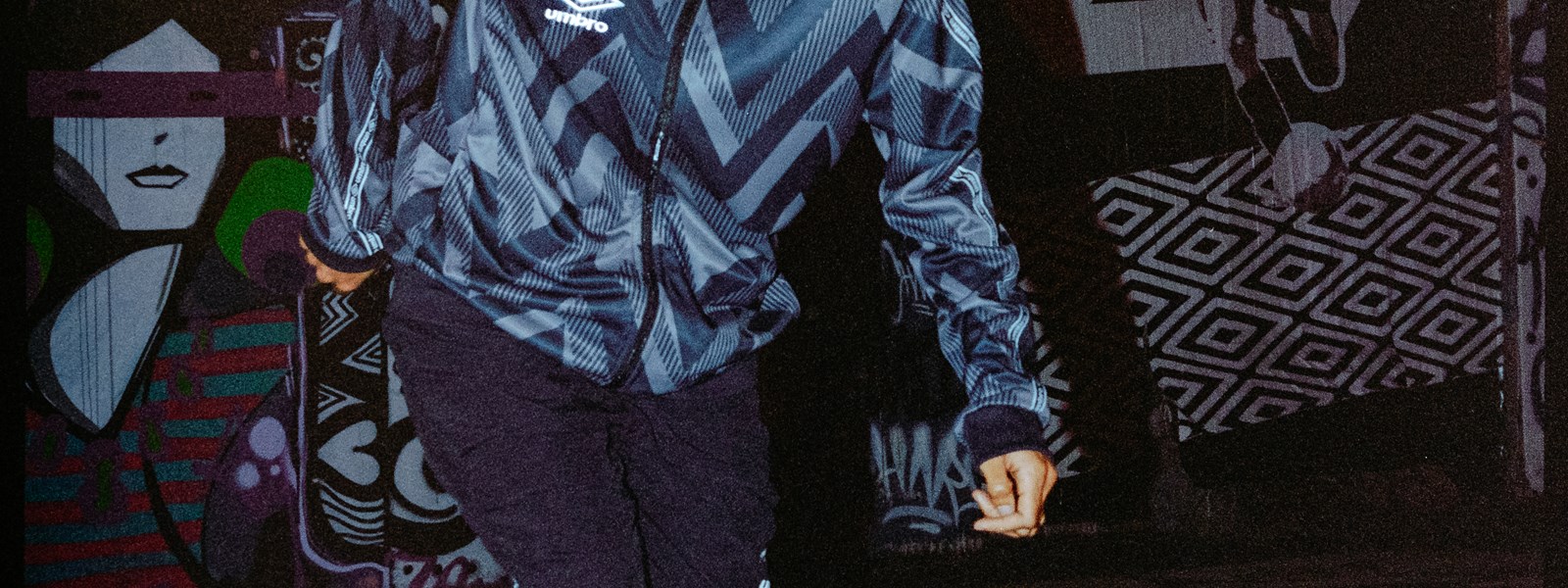 sala-z-futsal-shoe-player-shot-4