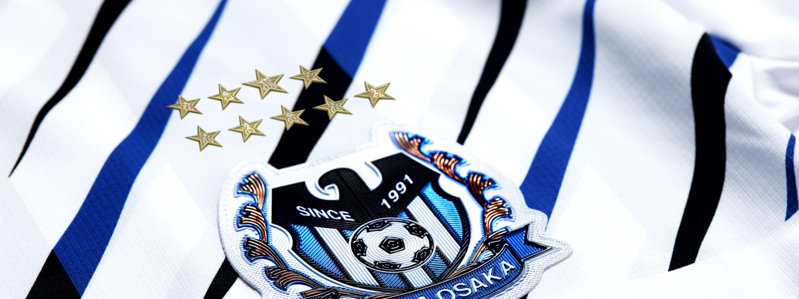 gamba-osaka-21-22-away-kit-crest-shot