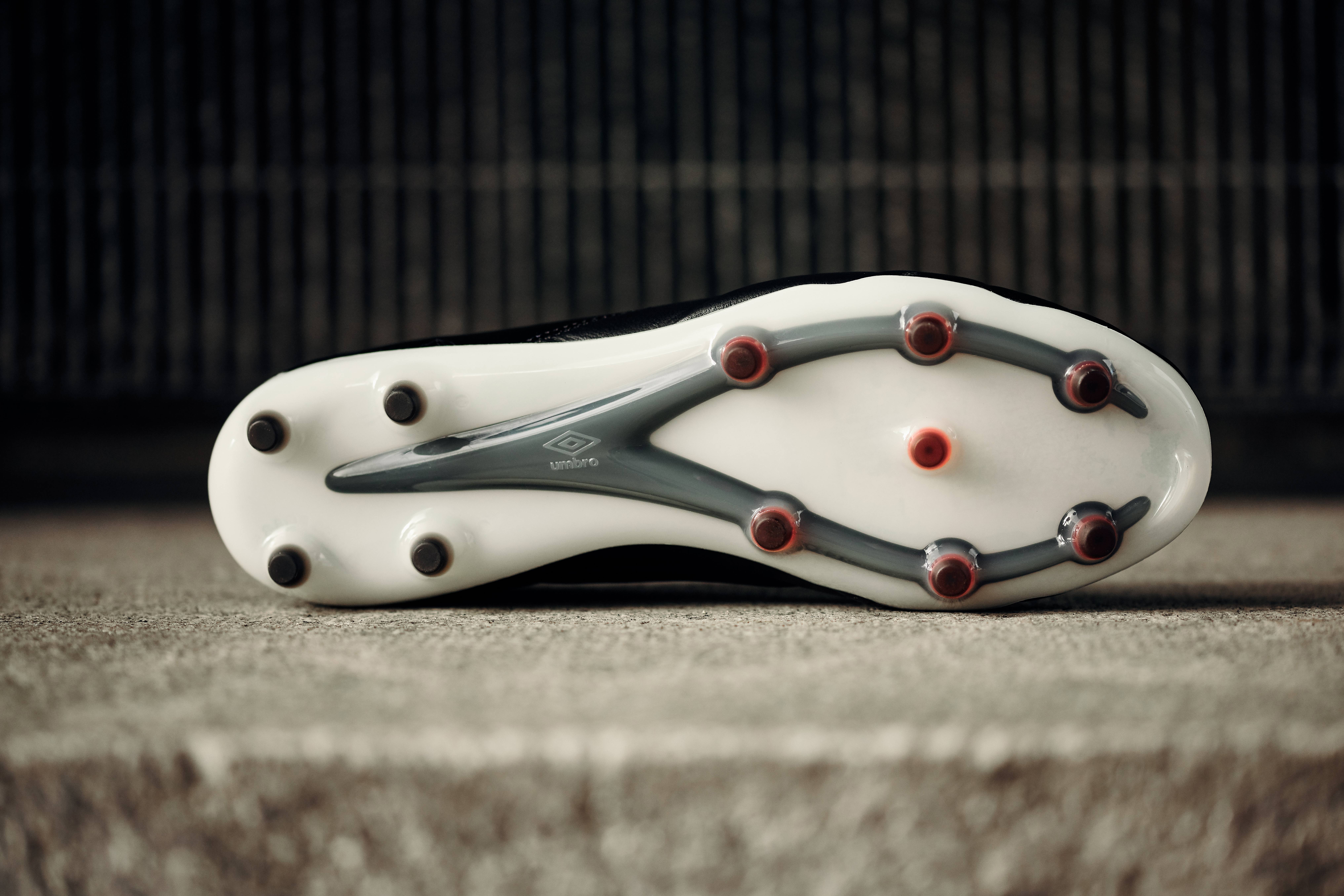 umbro-tocco-pro-black-blue-4