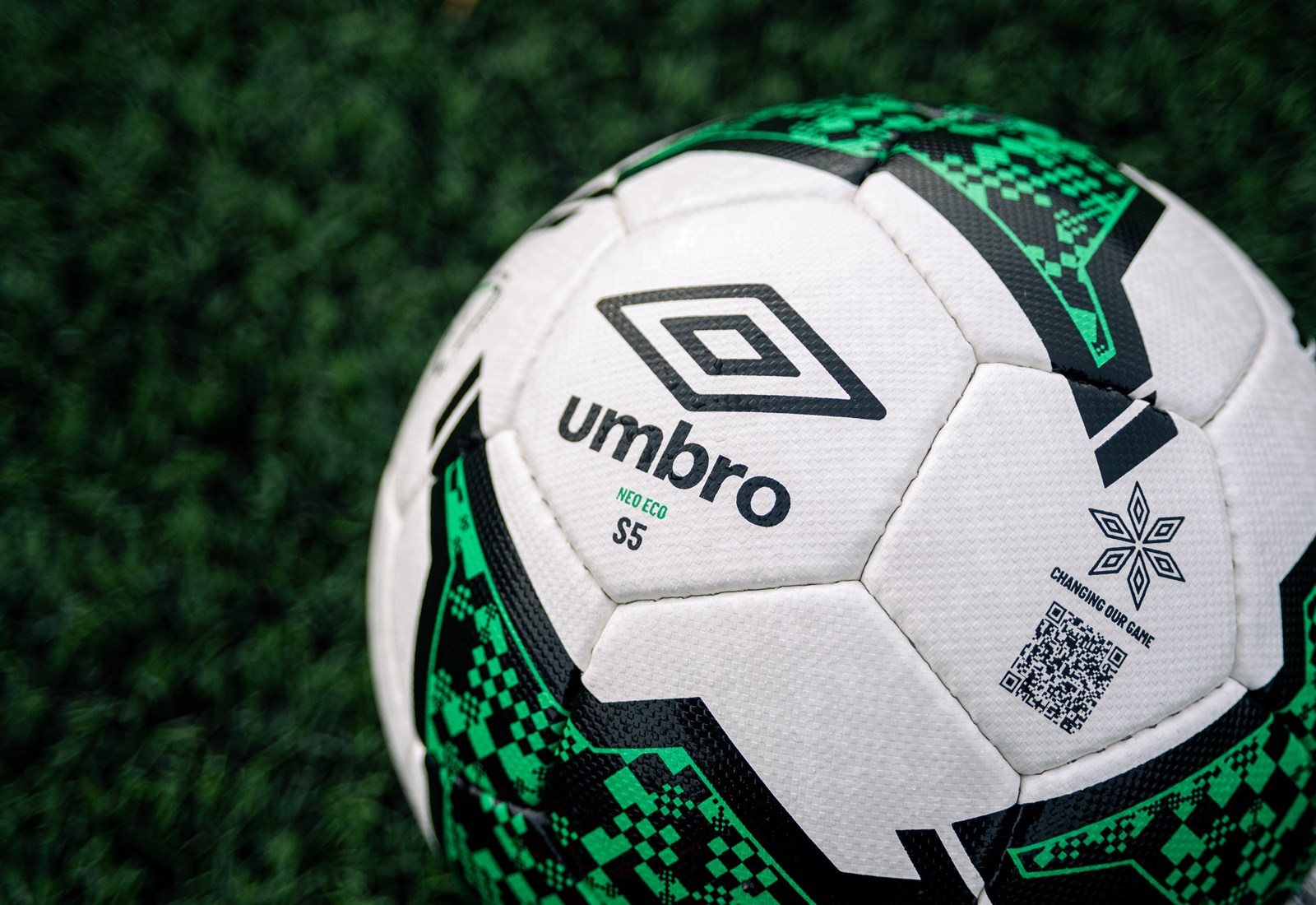 umbro-neo-eco-ball-product-logo-shot