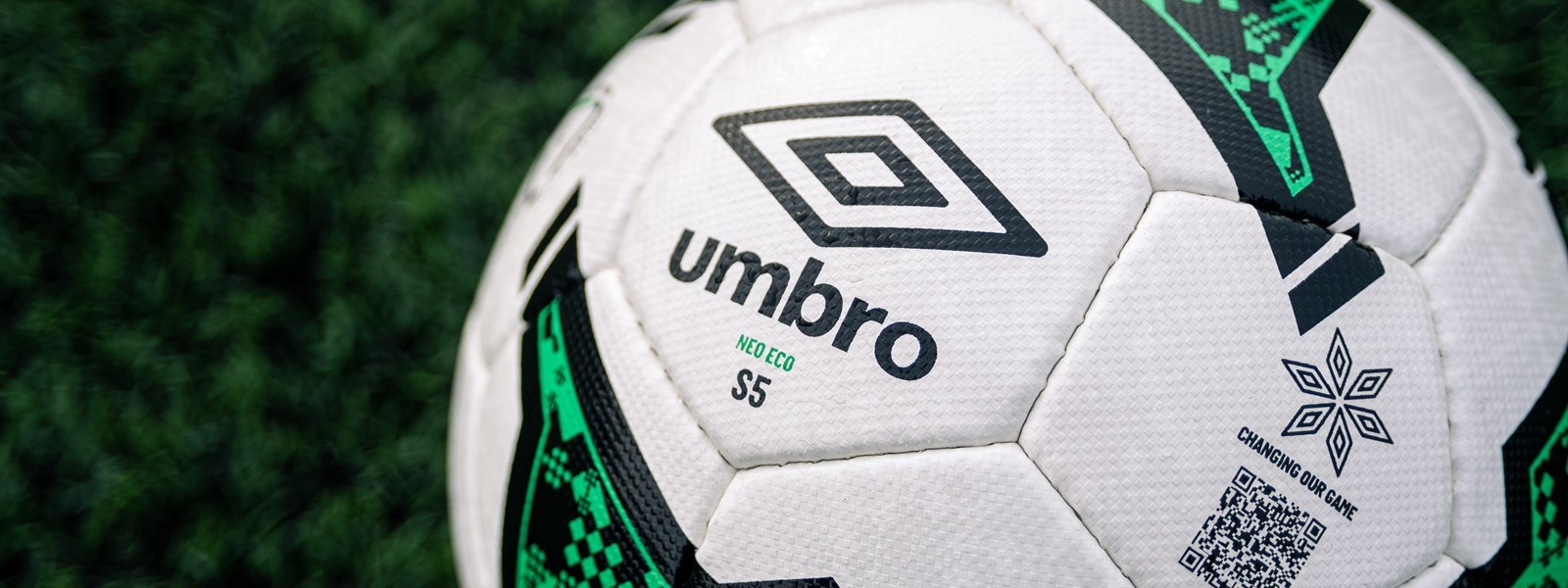 umbro-neo-eco-ball-product-logo-shot