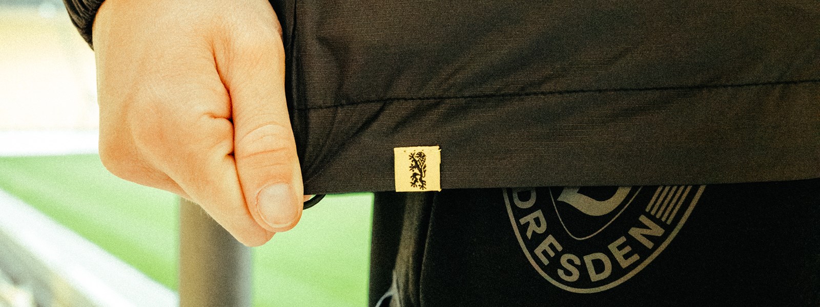 dynamo-dresden-jacket-tab-detail-shot