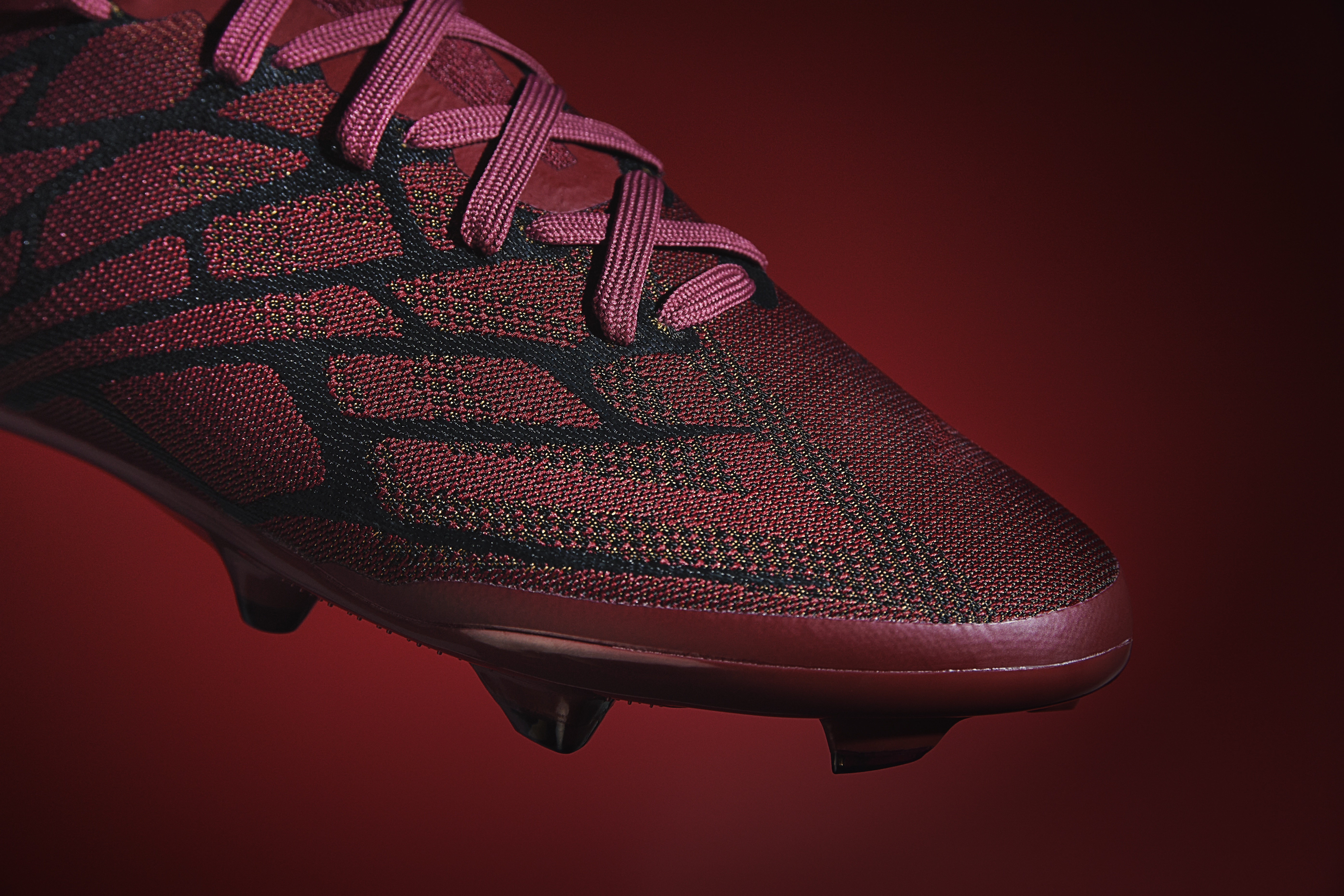 umbro-velocita-alchemist-rhubarb-bee-wing-on-upper