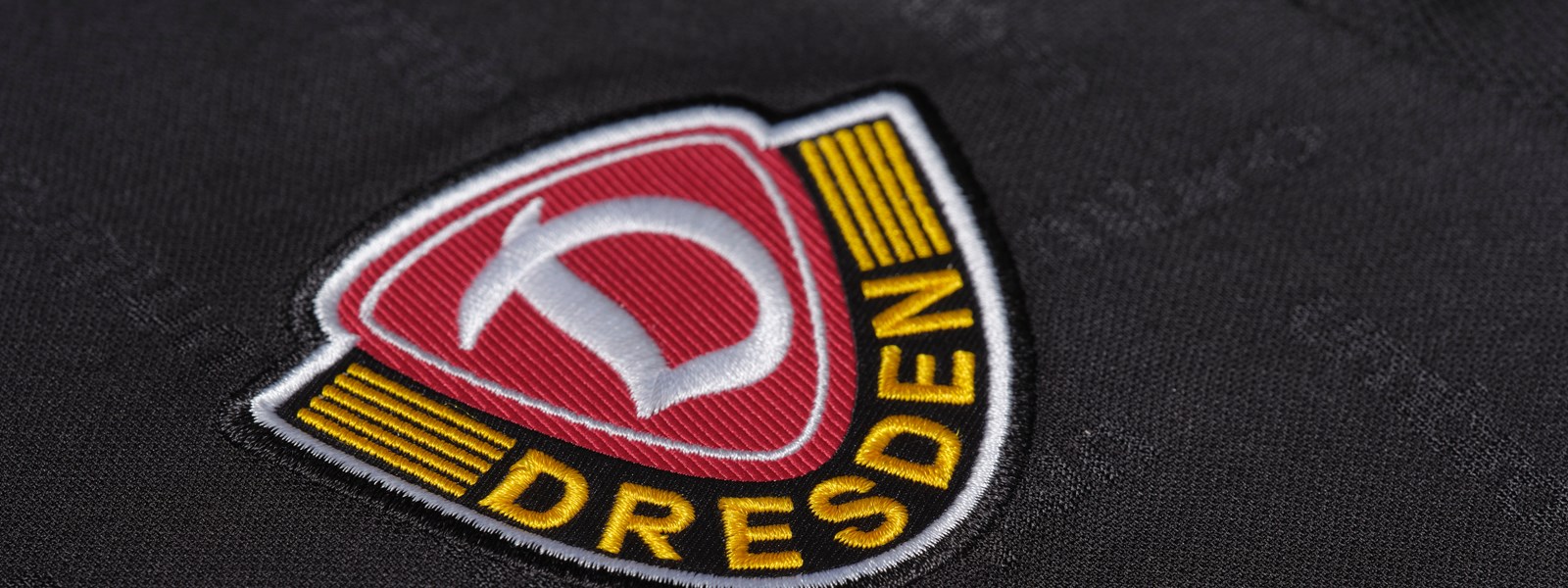 dynamo-dresden-21-22-away-kit-crest-shot