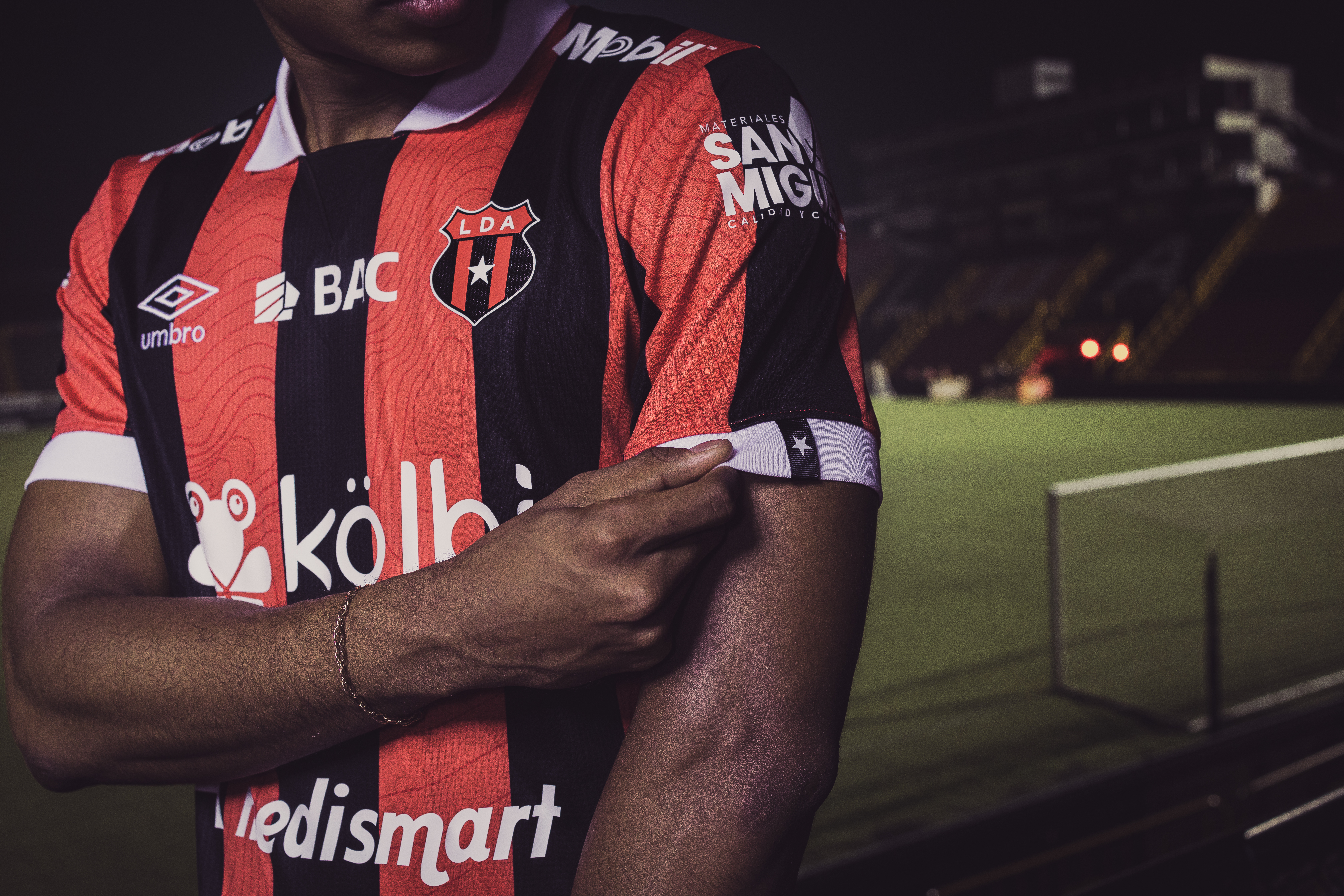 umbro-lda-23-24-home-kit-sleeve-details