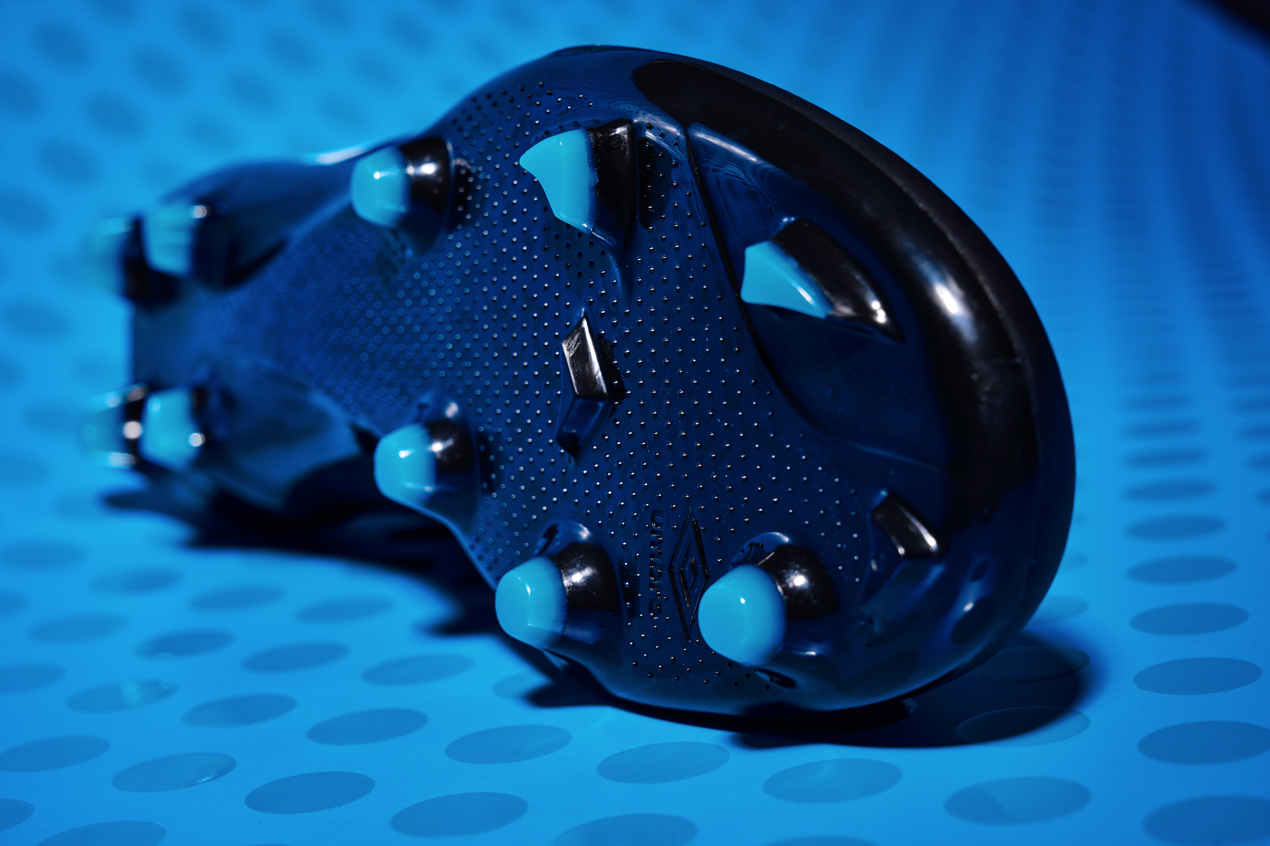 velocita-6-cyan-black-pebax-outsole-shot