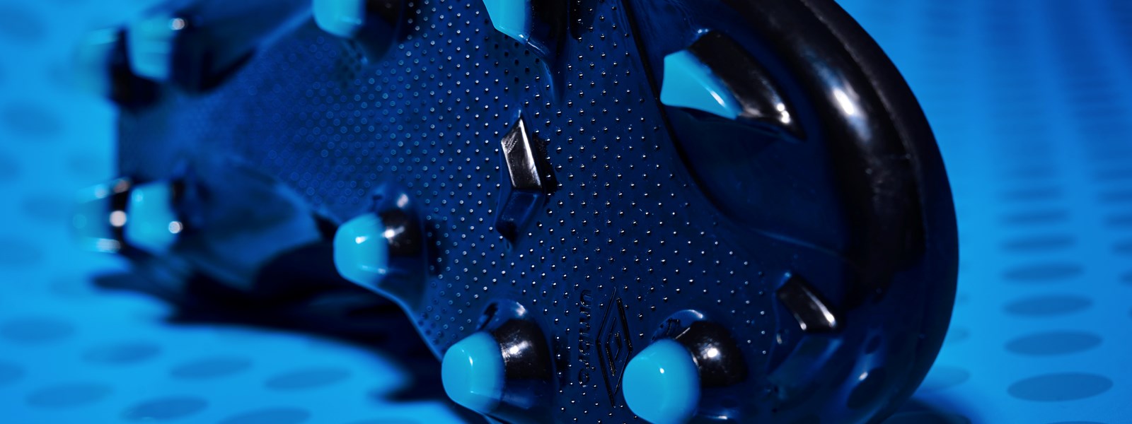 velocita-6-cyan-black-pebax-outsole-shot