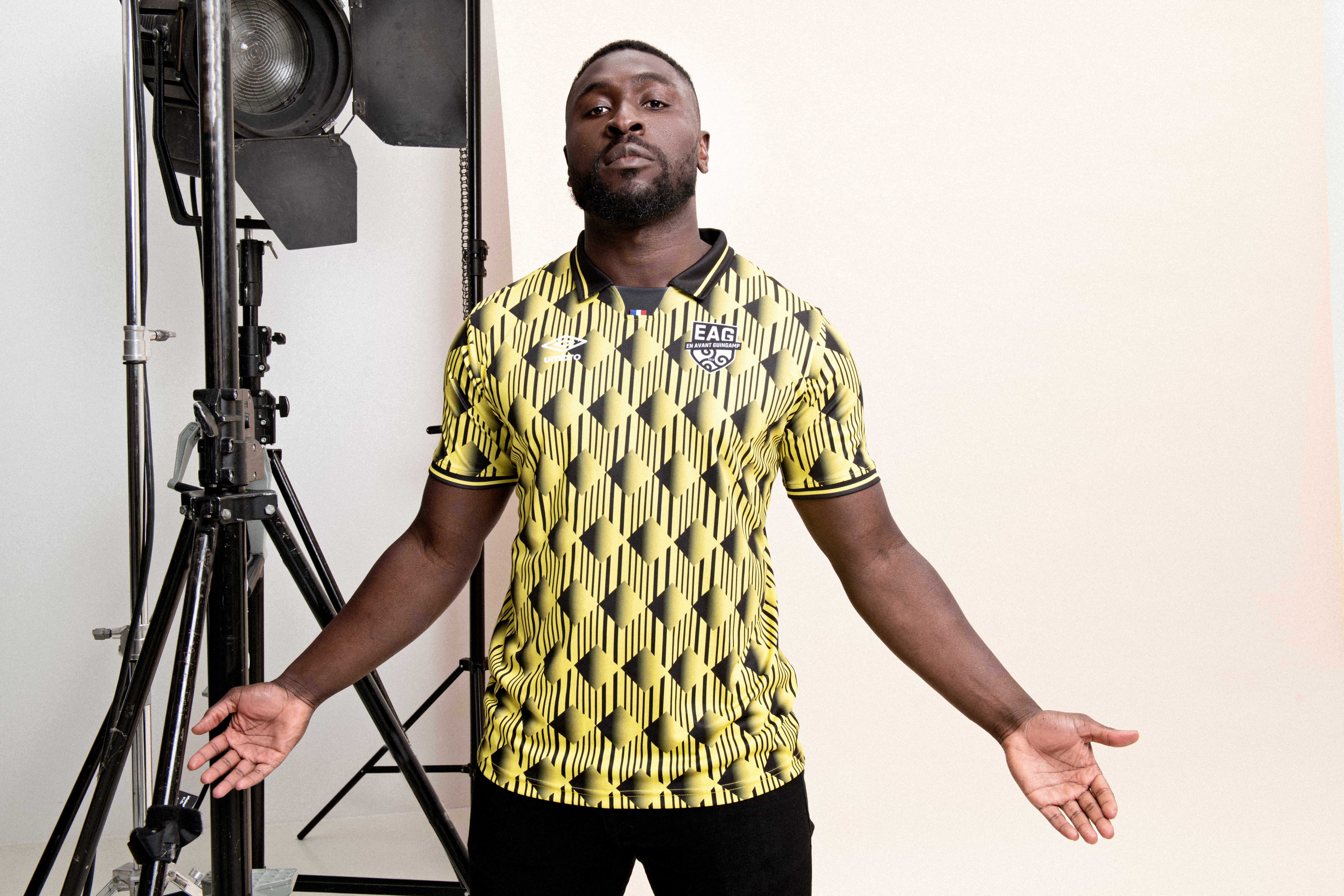 umbro-france-21-22-ea-guingamp-kit-shot-4