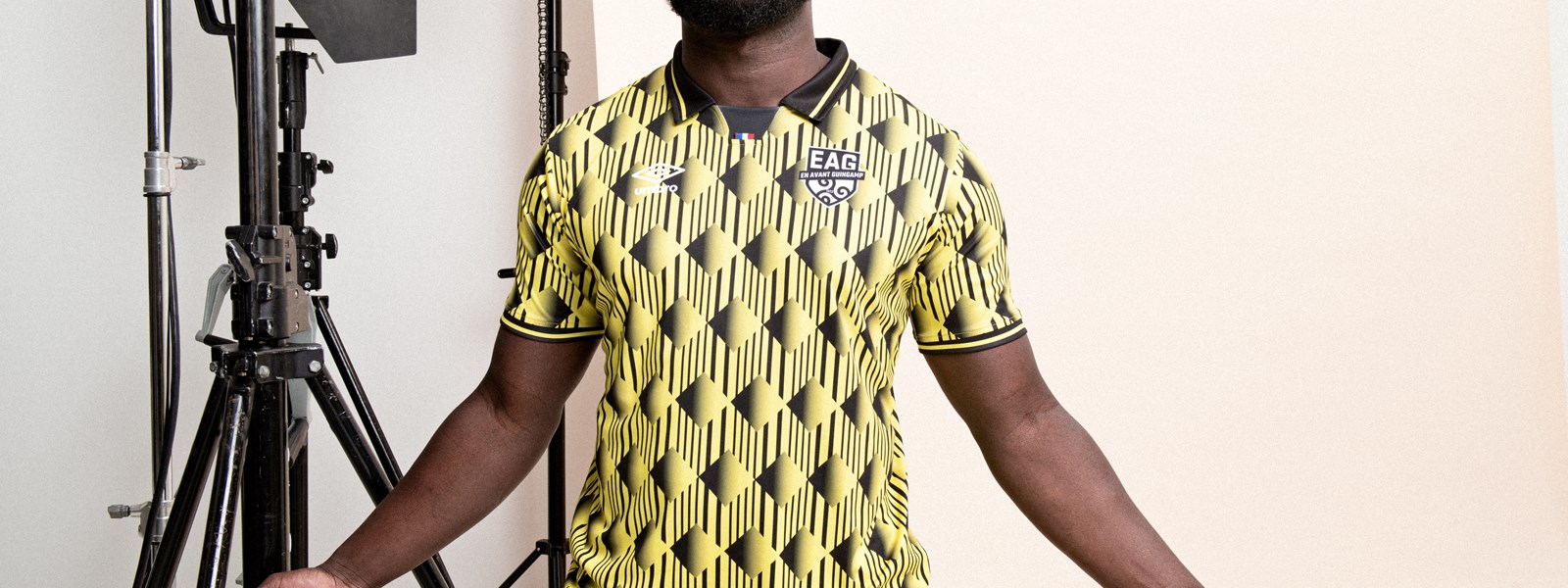 umbro-france-21-22-ea-guingamp-kit-shot-4