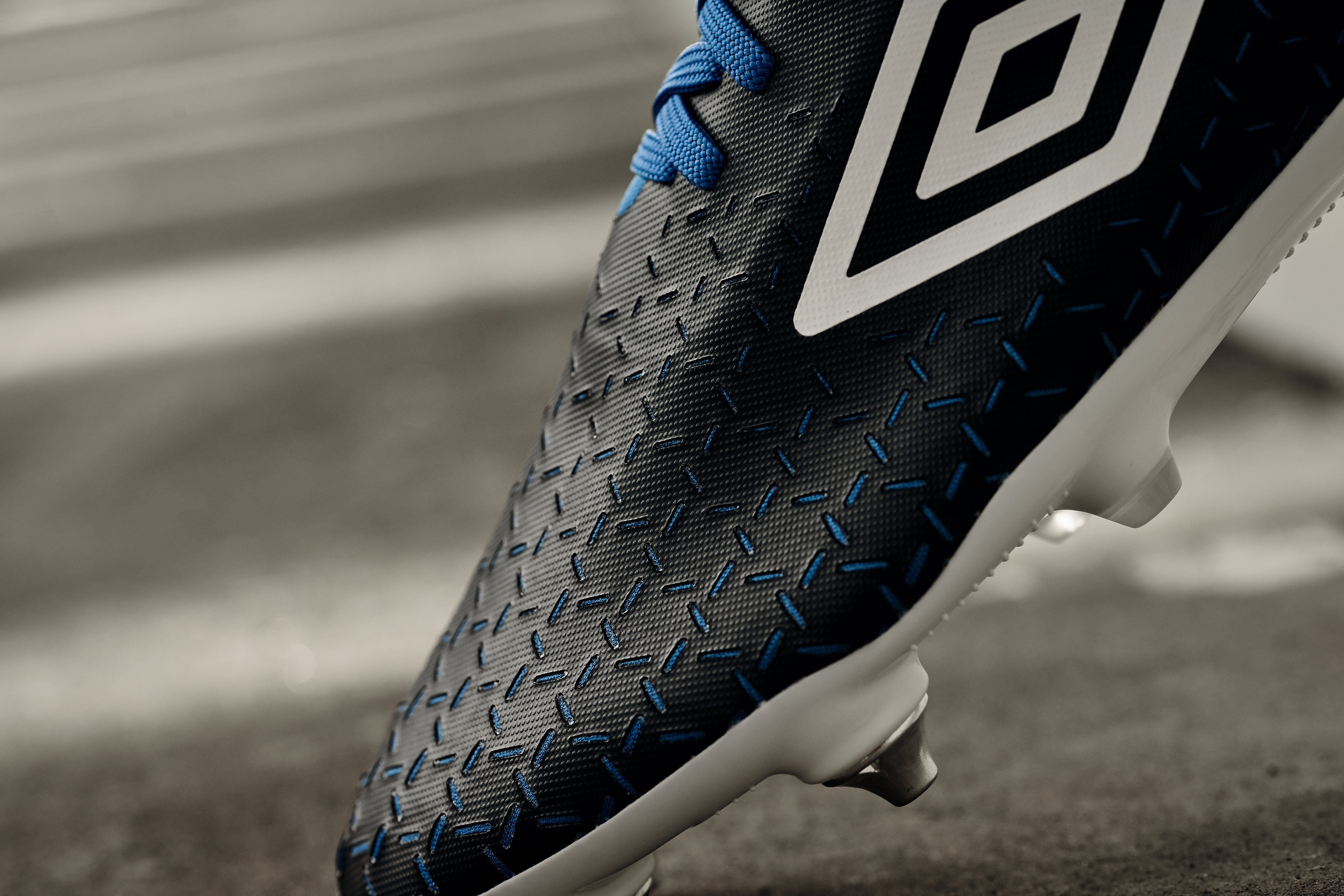 umbro-velocita-5-pro-black-blue-2