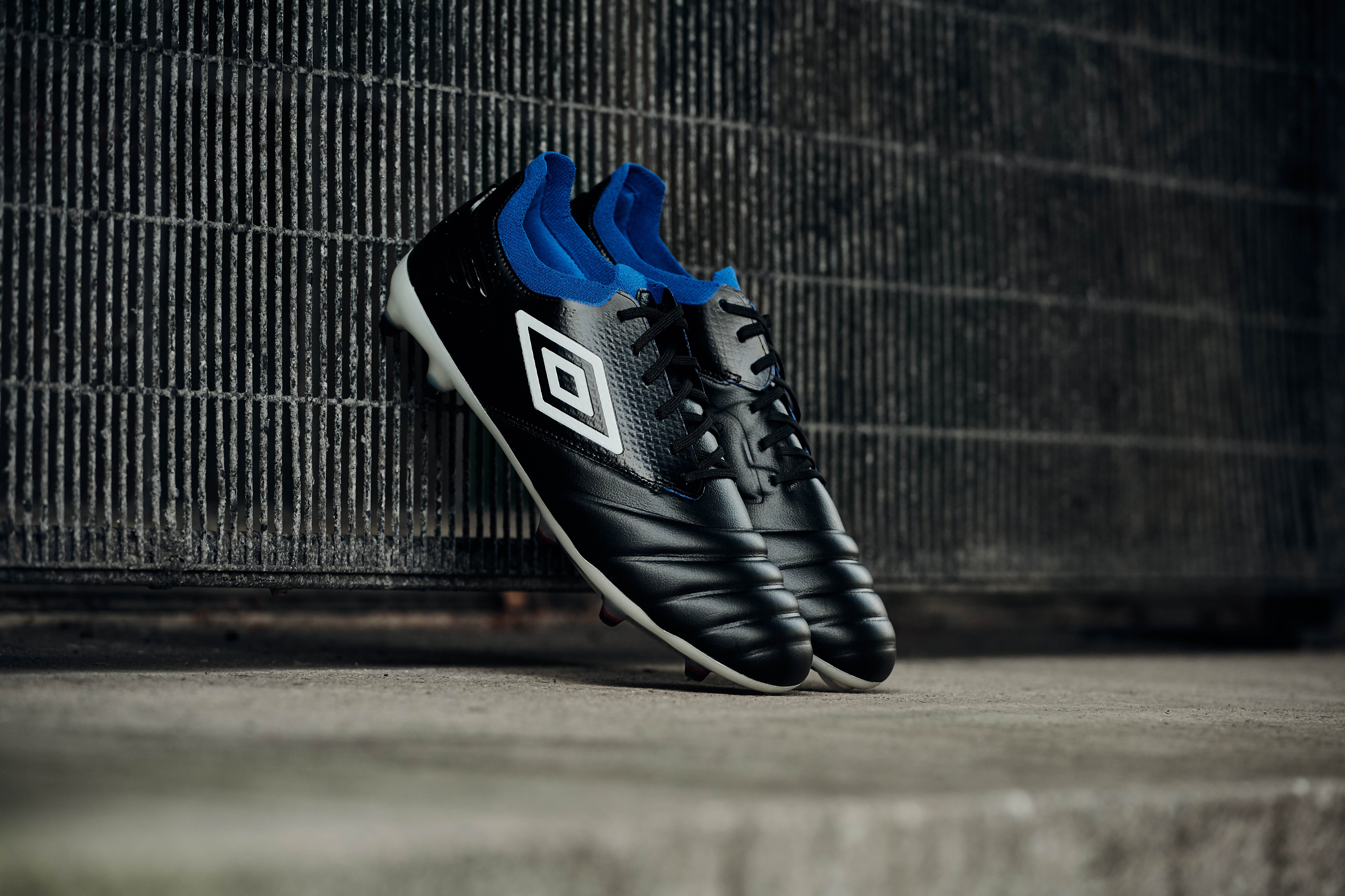 umbro-tocco-pro-black-blue-2