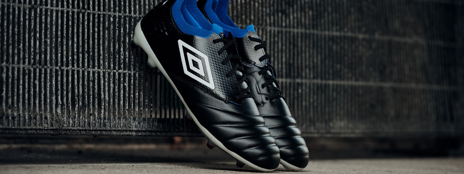 umbro-tocco-pro-black-blue-2