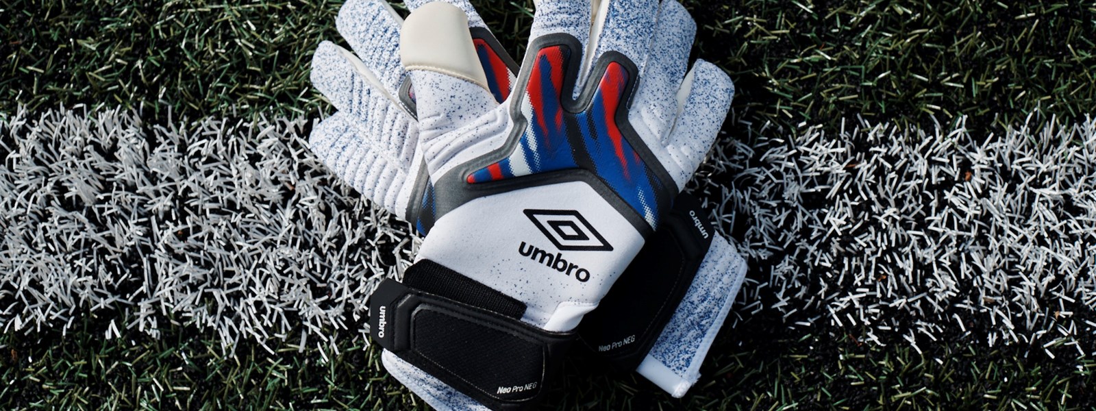 umbro-neo-pro-goalkeeper-gloves-shot-2