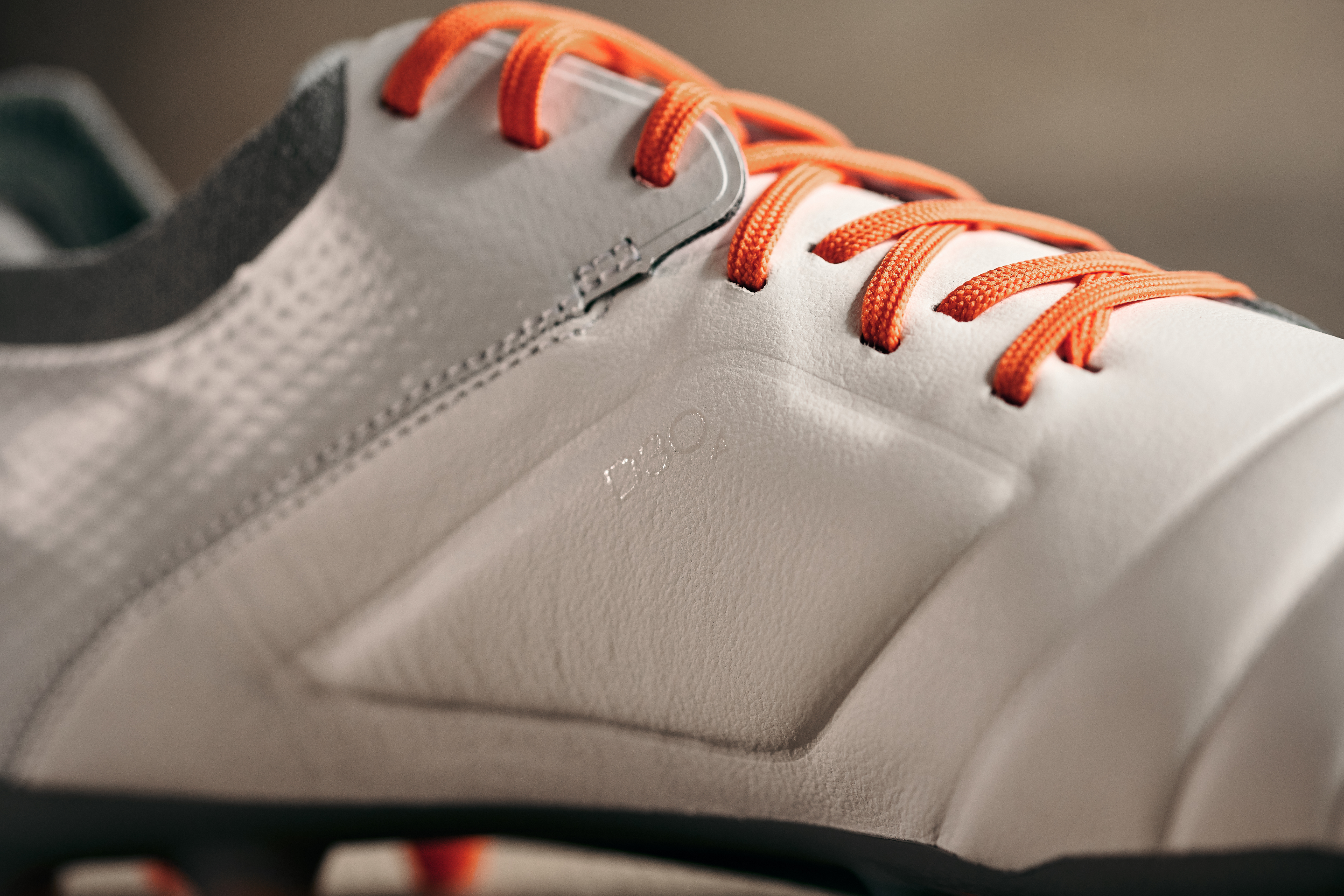 umbro-tocco-pro-white-carrot-3