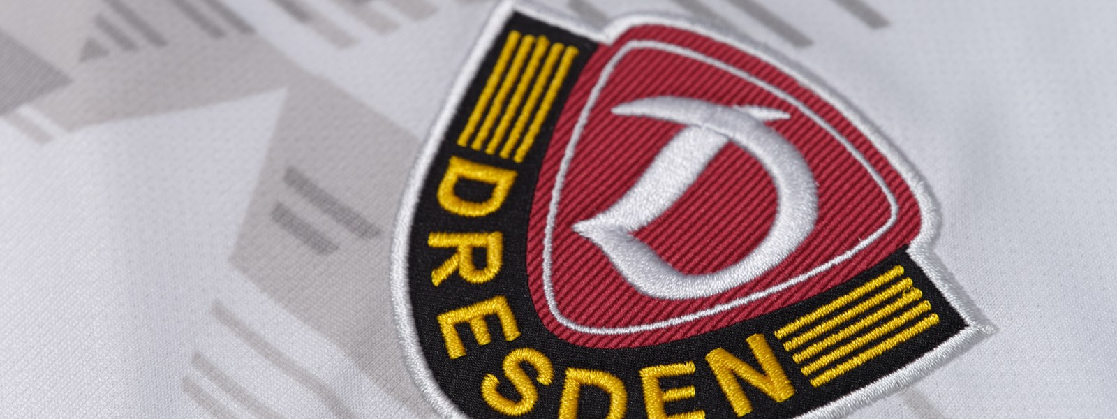 dynamo-dresden-21-22-third-shirt-crest-shot