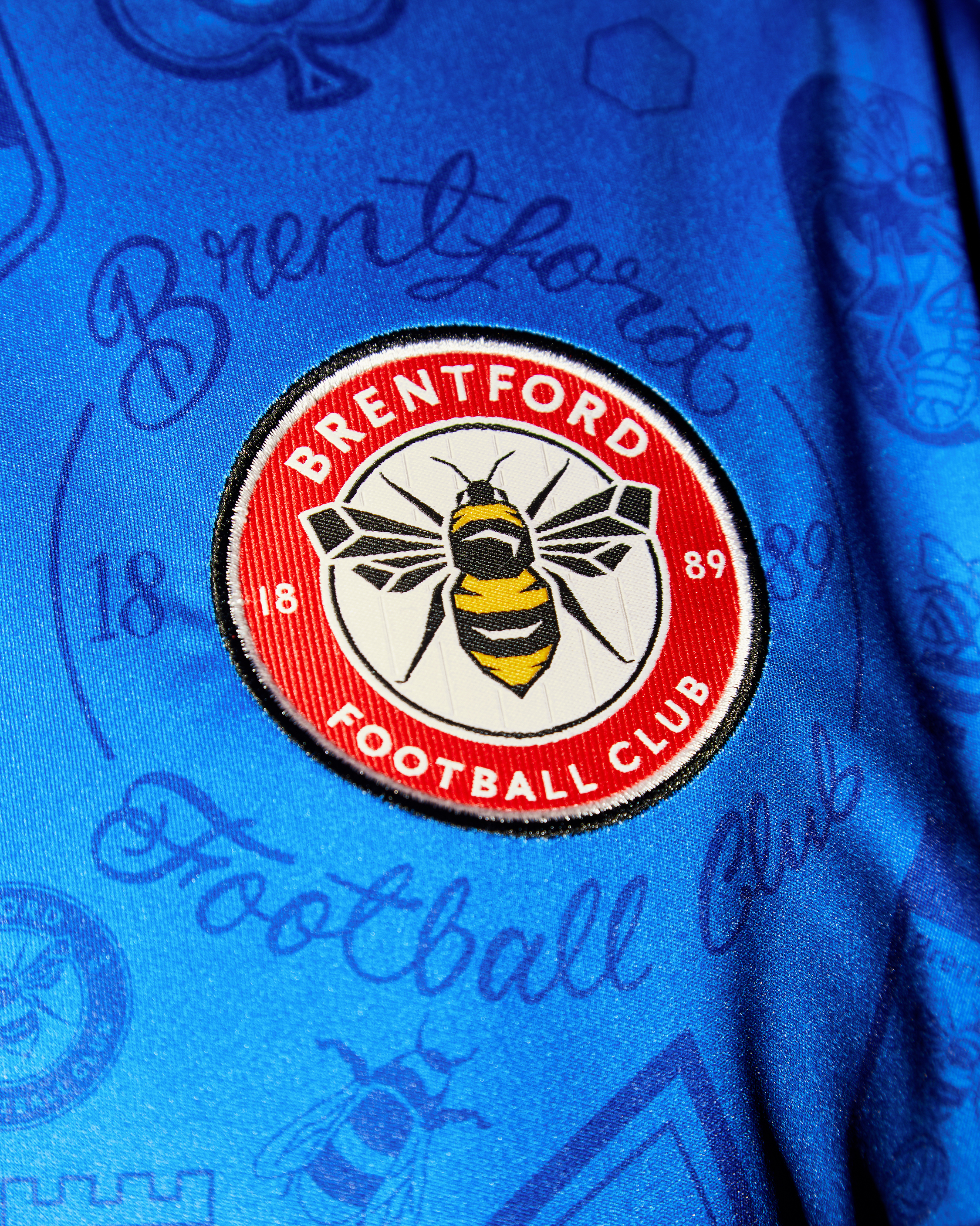 umbro-brentford-jersey-blue-details-crest