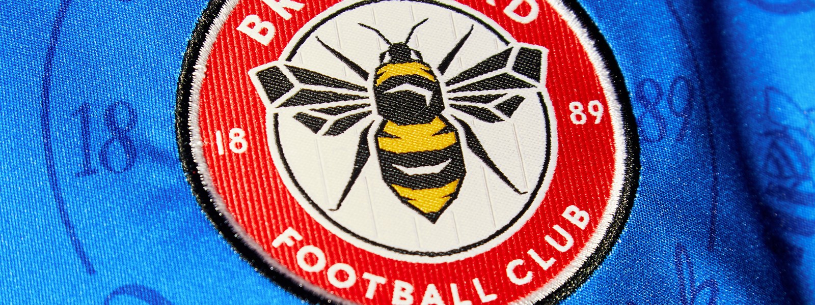umbro-brentford-jersey-blue-details-crest