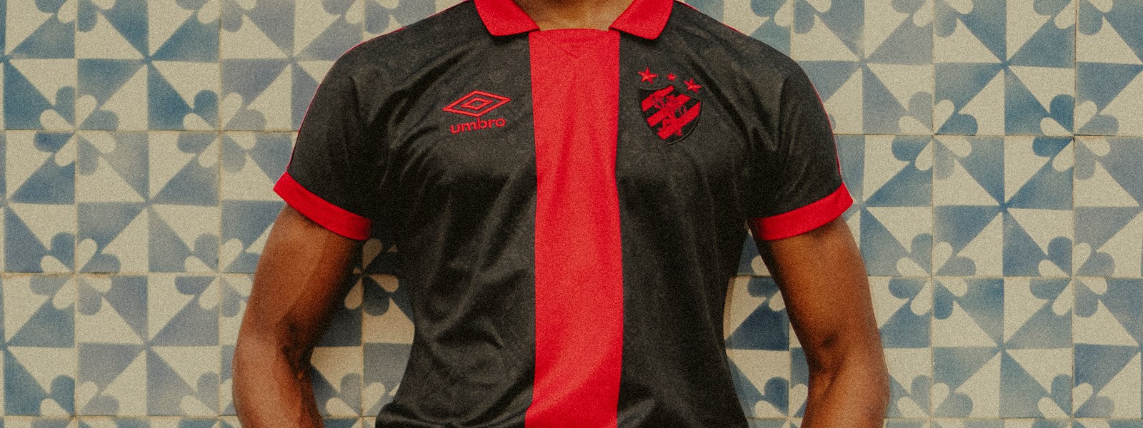 male-model-wearing-sport-club-do-recife-23-24-third-jersey