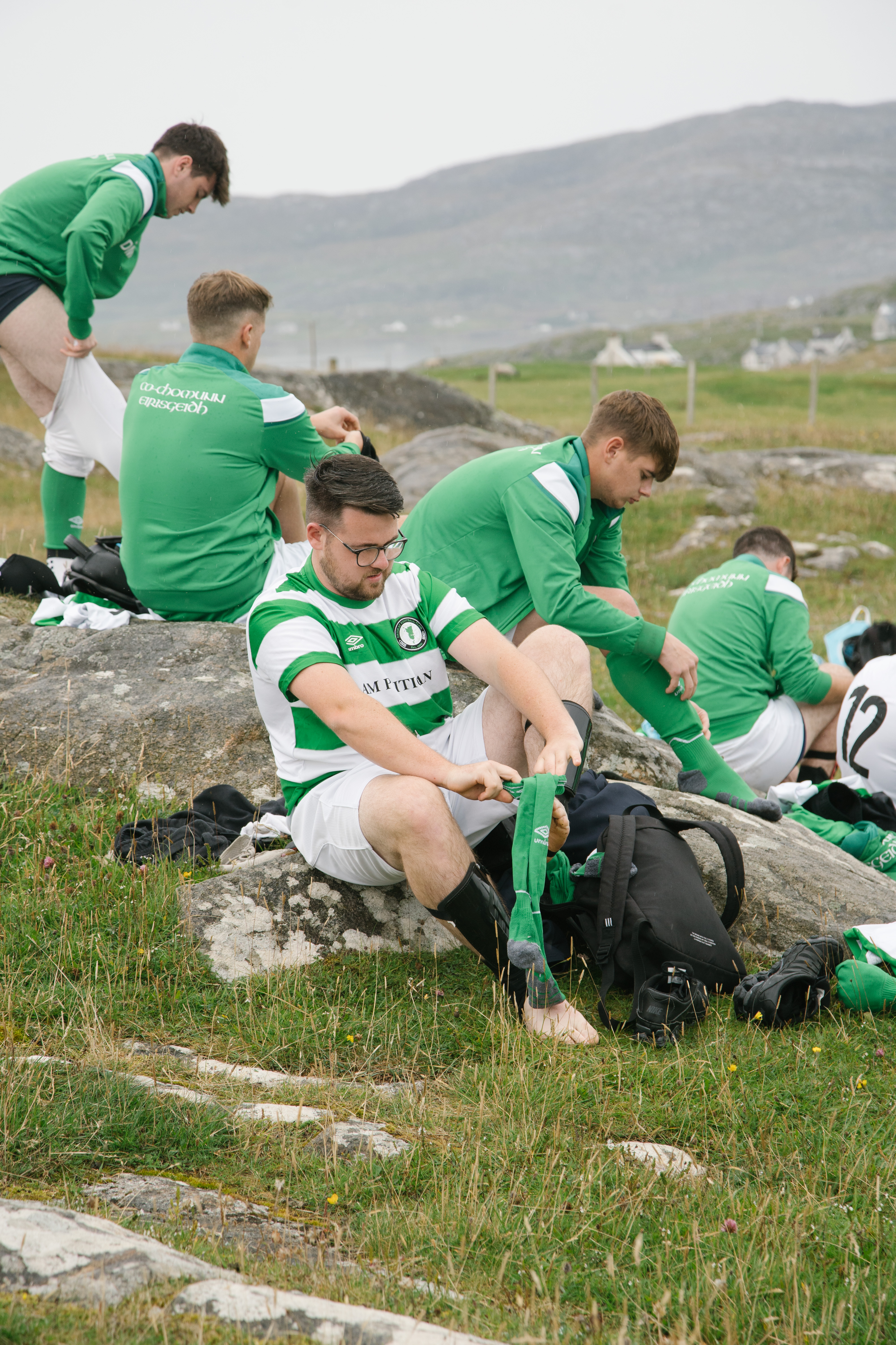 four-corners-eriskay-fc-players-getting-changed