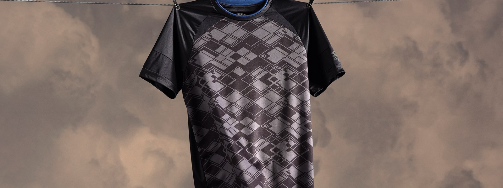 umbro-pro-training-mens-black-graphic-jersey