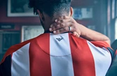 umbro-brentford-23-24-home-jersey-bee-icon-on-neck